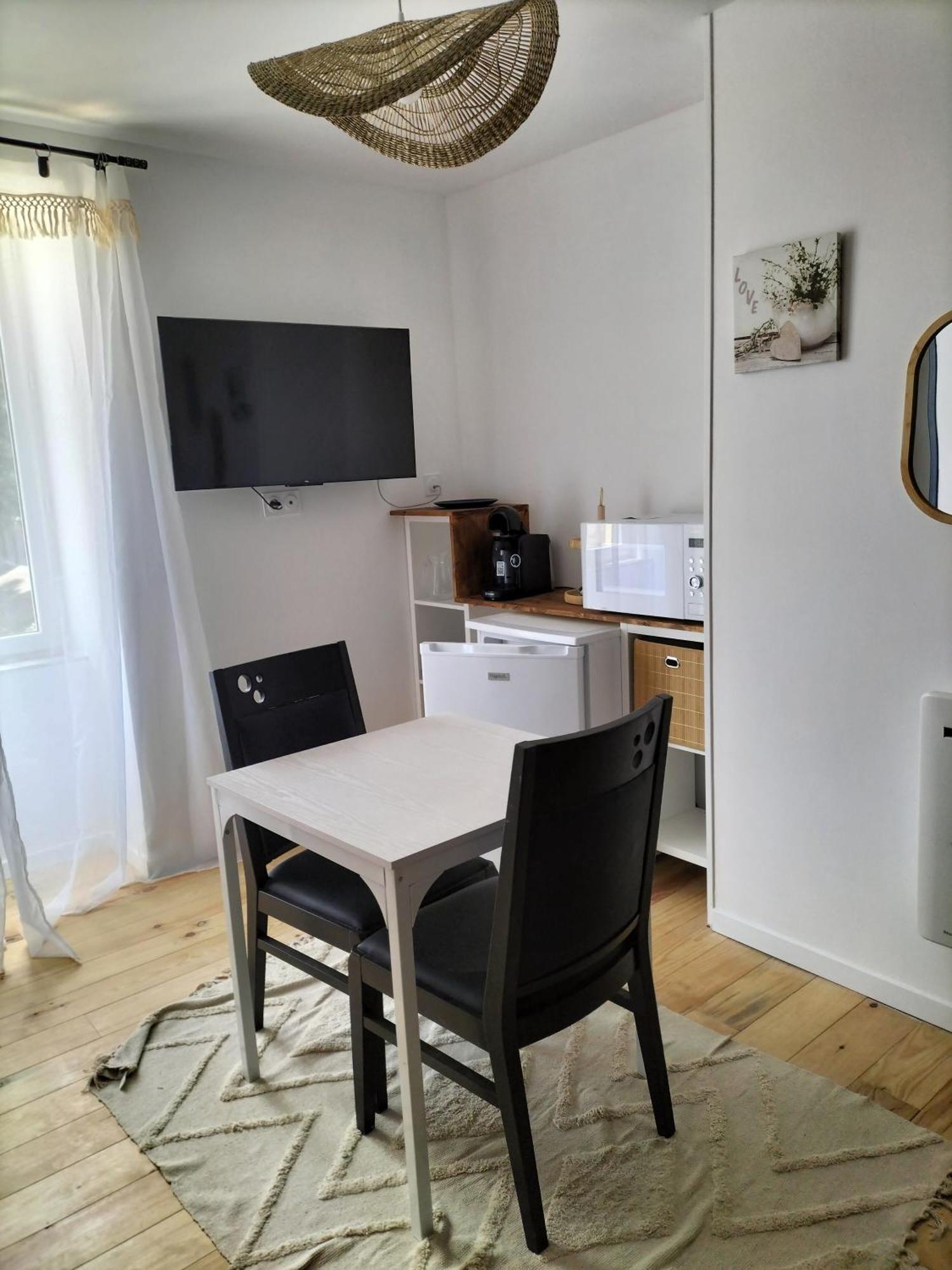 Les 2 Tours Hotell Chenay  Exteriör bild